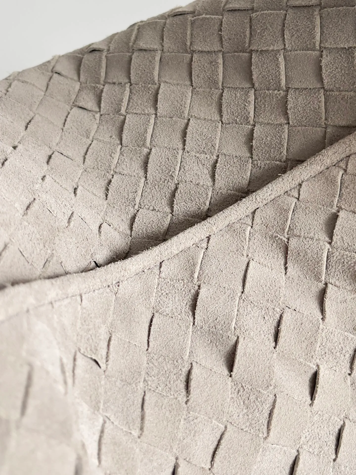 Batch 2160 Recently, I seem to be obsessed with this bag from BV~ The new Hop is really not too beautiful. The whole bag has no seams. The bag body and handles are made of one piece of leather. It embodies the style and essence of Bottega Veneta. It truly represents craftsmanship and creativity. The large size has a very loose and lazy upper body. Big bag lovers will definitely not regret buying it. Style number: 763970 Size: 53*24*13